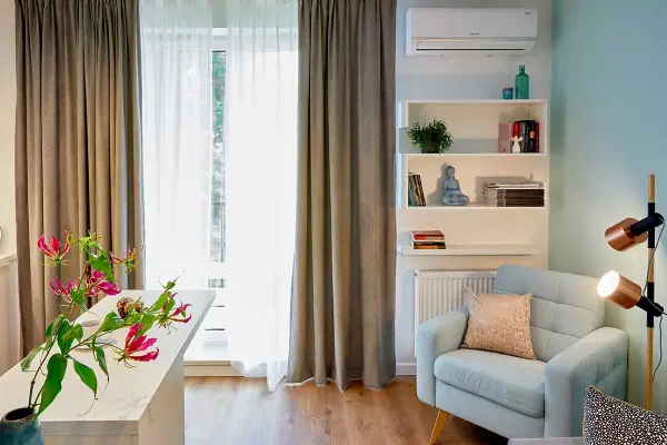 Strefa wypoczynkowa z dużym TV w apartamencie.