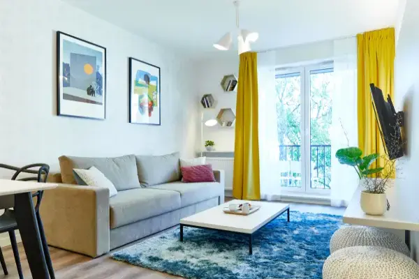 Salon z wyjściem na balkon apartament we Wrocławiu w centrum