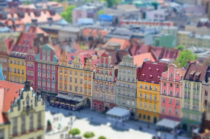 Historyczne kamienice i Ratusz na wrocławskim Rynku w słoneczny dzień.