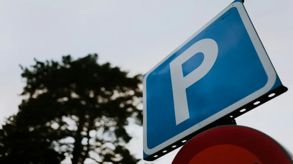Miniaturka wpisu o parkowaniu we Wrocławiu przedstawiająca parking miejski w centrum.